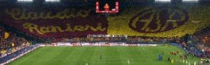 太壮观！上万罗马球迷一齐举牌造就巨幅致敬tifo，老师拉涅利动容
