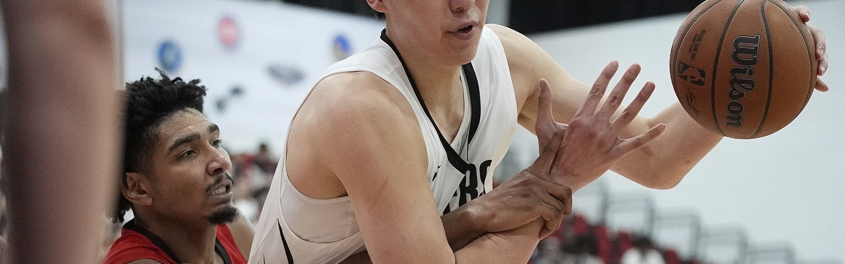 大众娱乐彩票网页版-队记分析：杨瀚森需适应NBA节奏 低位运球过多易遭抢断风险