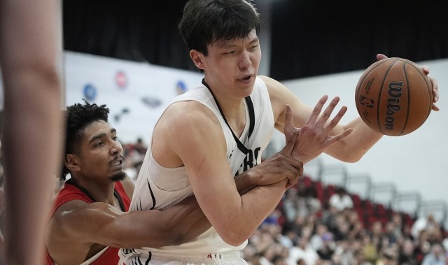 大众娱乐彩票网页版-队记分析：杨瀚森需适应NBA节奏 低位运球过多易遭抢断风险